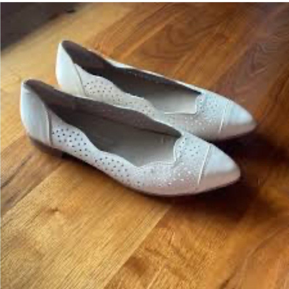 Ecco cream Flats Comfortable and Stylish Danish Desigh